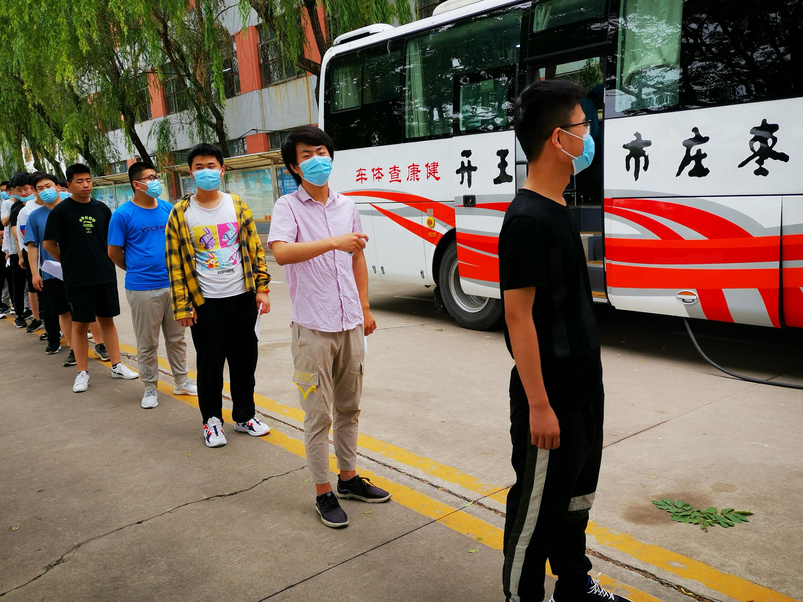 高考影像体检车开进高中校园1.png