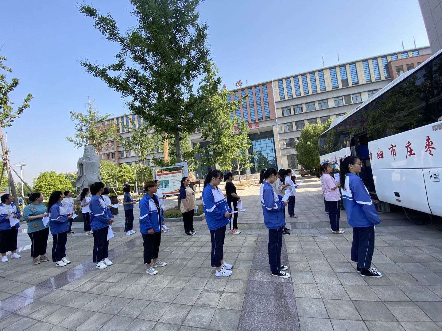 高考影像体检车开进高中校园.png