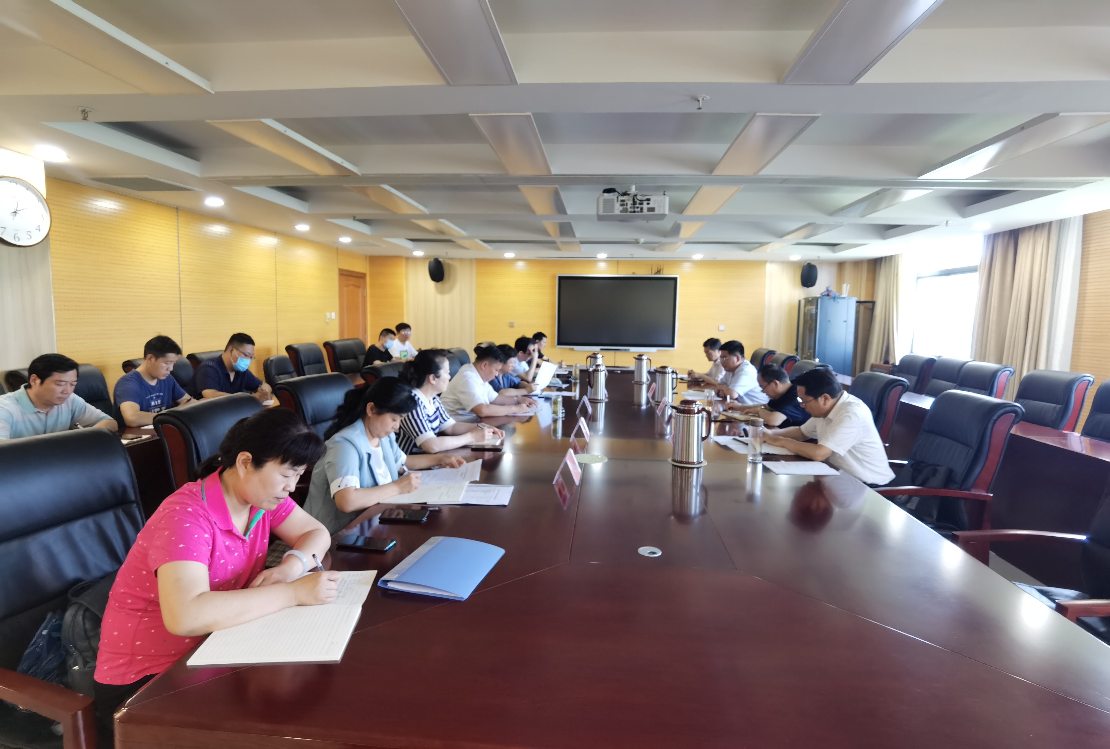 市驻地学校建设指挥部召开建设推进会